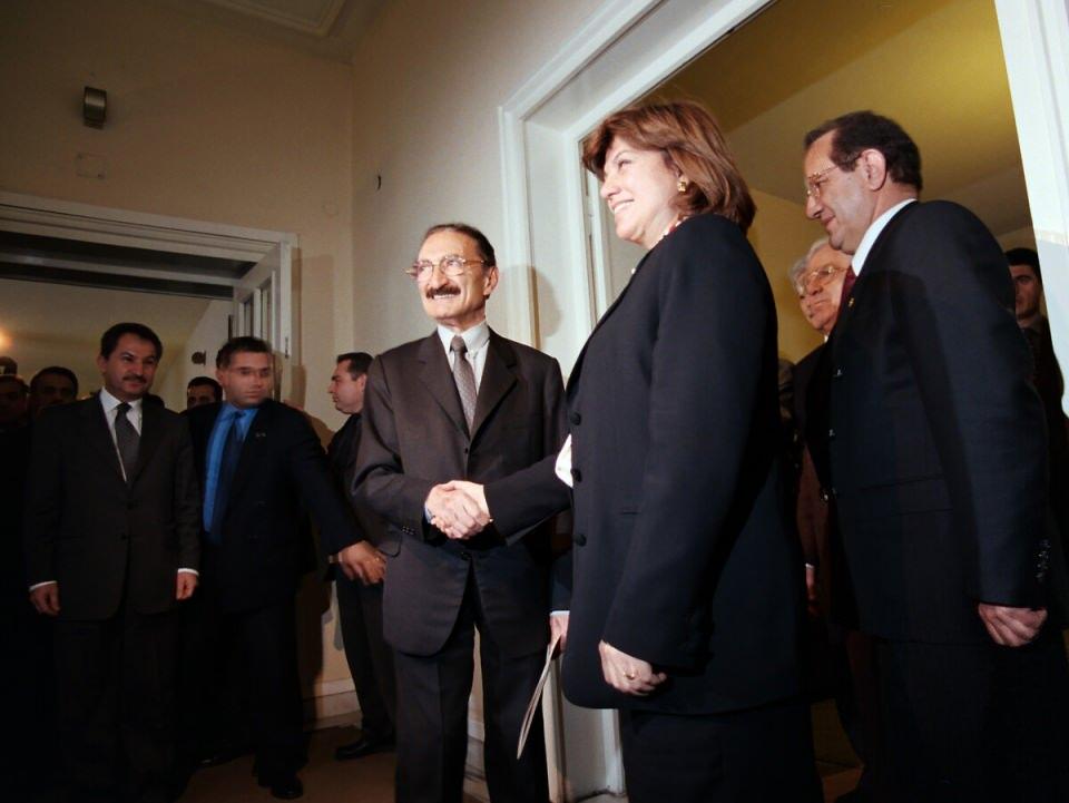 <p><strong>30 Ekim 1995 – 6 Mart 1996 Doğru Yol Partisi- Cumhuriyet Halk Partisi Koalisyonu</strong></p> <p>DSP Genel Başkanı Bülent Ecevit, koalisyon görüşmeleri kapsamında DYP Genel Başkanı Tansu Çiller ile biraraya geldi.</p> <p> </p> <p> </p> <p> </p> <p> </p> 