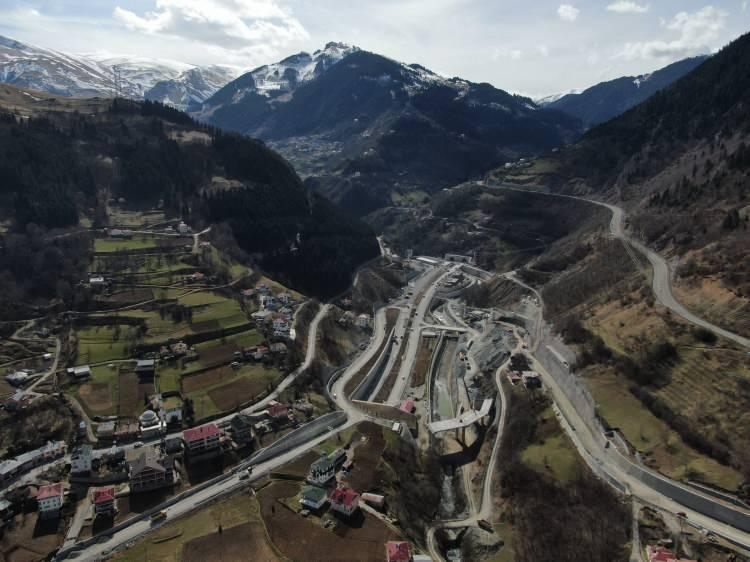 <p>Zigana Tüneli projesi, Trabzon-Aşkale Yolu’nun 44. km’sindeki Maçka/Başarköy mevkiinde başlayıp, 67. km’de yer alan Köstere-Gümüşhane Yolu’na köprülü kavşak ile bağlanıyor. 12 metre genişliğindeki mevcut devlet yolu ikişer şeritli bölünmüş yol hâline gelecek. </p>
