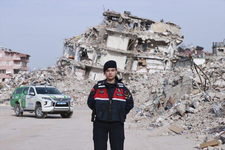 <p>Bazen anne, bazen de abla, kardeş şefkatiyle depremzedelerin yanında olan, onlara yalnız olmadıklarını hissettiren, çeşitli kurumlarda görevli kadınlar, deprem bölgesinde bir aydır iyilik için seferber oluyor.</p>
<p> </p>