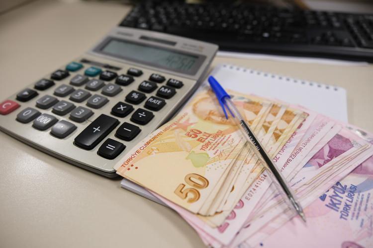 <p>Sosyal Sigortalar ve Genel Sağlık Sigortası Kanunu kapsamından çıkarılan iş yerlerine ilişkin olup ödeme süresi 31 Aralık 2020 veya önceki bir tarih olduğu halde ödenmemiş sigorta primi, işsizlik sigortası primi, sosyal güvenlik destek primi ve idari para cezası asılları toplamı 500 lirasını aşmayan alacaklar ile tutarına bakılmaksızın bu alacaklara bağlı feri alacaklardan tutarı 10 bin lirayı aşmayanların tahsilinden vazgeçilecek.</p>