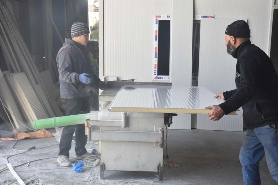 <p>Depremden sonra ilk şoku atlatmalarının ardından taşın altına en başta elini koyması gerekenin kendileri olduğu düşüncesiyle birkaç gün sonra imalata başladıklarını vurgulayan Dalgacı, üretimin devam edebilmesi için de ekiplerine, onların ailelerine, hatta komşularına konteynerde barınma imkanı sağladıklarını aktardı.</p>

<p> </p>
