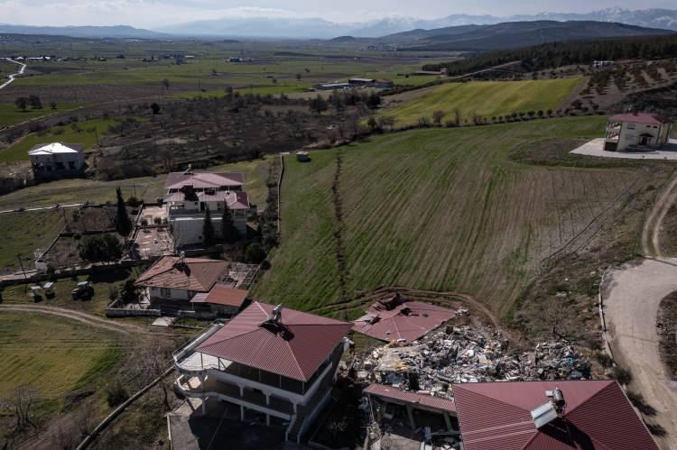<p>Mahalle sakinlerinden Mehmet Ünlügedik, depremin ardından evlerinden çıkabilenlerin kendilerini can havliyle açık alana attıklarını söyledi.</p>
<p>Köyde enkaz altında kalan 5 kişiyi kendi imkanlarıyla çıkardıklarını dile getiren Ünlügedik, "Depremde mahallede 19 kişi vefat etti, imkanımız olsaydı bu sayı 7-8'e kadar düşebilirdi." dedi.</p>