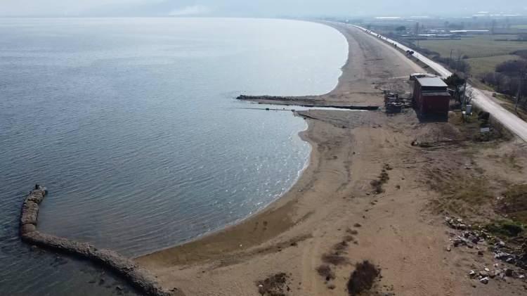 <p><strong>''GÖL KOTUNDA DA DÜŞÜŞ YAŞANIYOR''</strong></p>
<p>Rapora göre İznik Gölü'nde uzun yıllar ortalamalarına göre her yıl 7,8 milyon metre küp su fazlası ortaya çıkarken, yaşanan kuraklık ve su çekmenin artması nedeniyle son yıllarda gölden çıkan su miktarı 9 Milyon metre küp azalma göstermiştir. Raporda bu artışın ise ana sebebi olarakta iklim değişikliği nedeniyle yağışlarda meydana gelen azalmanın olduğu değerlendirilmektedir. Bu düşüş sonrasında ise 2014 yılında 84 M olan KOT 2015 ile 2016 yıllarında 85 M'ye çıkmış, ancak son yıllardaki düşüşün ardından 2020 yılında 83 M'ye düşmüştür.</p>