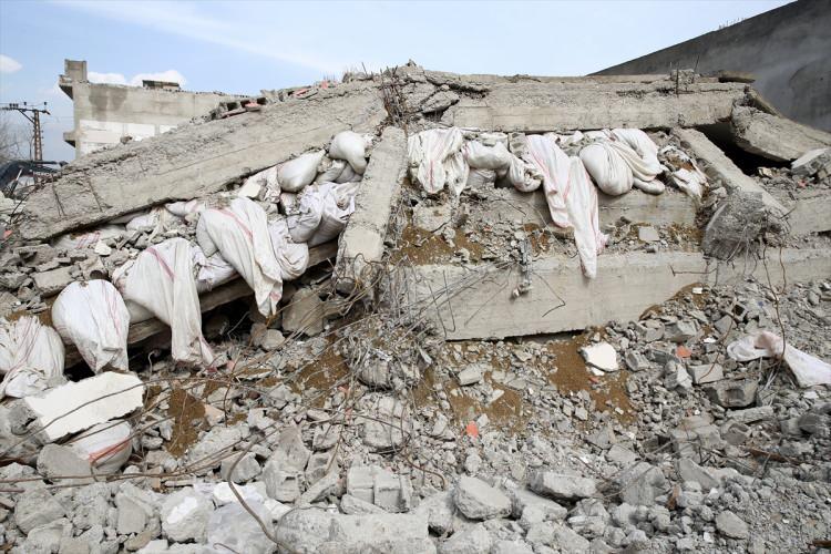 <p><em>"Radon gazı radyoaktif bir gaz, çevreye alfa ışıması yayıyor. Özellikle radon gazının solunmasıyla akciğere geldiği zaman vücuttaki DNA moleküllerine ve hücrelere zarar verebiliyor. Bu durum kansere neden olabiliyor. Bu kapsamda deprem bölgesinde radon gazının tespit edilebilmesi için depremin üçüncü gününde bölgeye giderek radon gazı ölçümlerini yaptık. Ölçümlerden hemen önce cihazımızı Kocaeli'de test ettik. Kocaeli'nde yaklaşık 10 bin becquerel civarında ölçümler yaptık. Bölgeye gittikten sonra radon gazı seviyesi ölçümlerimiz 35 bin 40 bin becquerel arasında çıktı. Ölçümleri saat başı yaptık. Ölçümlerimizden bir tanesi 43 bin civarında oldu. Kahramanmaraş'ın deprem öncesi ölçümleri elimizde olmadığı için Kocaeli'nde yaptığımız değerlerle karşılaştırma yaptık. Yaptığımız araştırmaya göre, deprem esnasında Kahramanmaraş'ta Kocaeli'ye göre 4 kat daha fazla radon gazı çıkışı tespit ettik. Depremden 1 sene sonra bölgenin normal seviyesini ölçtüğümüzde bölgenin normal seviyesini tam belirleyeceğiz."</em></p>