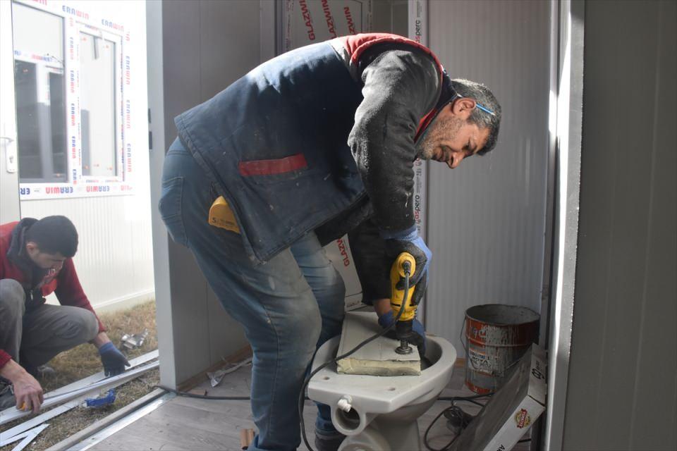 <p>Dalgacı, artan talep nedeniyle eleman sıkıntısı yaşadıklarını, sanayi ve ticaret odalarına bu konuda başvuru yaptıklarını ifade ederek, üretimi hızlandırmaya ve en kısa sürede daha çok insanı kapalı alana geçirmeye uğraştıklarını anlattı.</p>

<p> </p>
