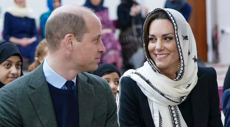 <p><span style="color:#FF0000"><strong>İngiliz Kraliyet Ailesinin ünlü çifti Prens William ve eşi Kate Middleton, Türkiye ve Suriye'deki depremzedelere yardım için 25 binin sterlinin üzerinde bağış toplayan bir merkeze ziyarette bulundu. Yardım çalışmalarıyla yakından ilgilenen Middleton'ın ziyarete başını örterek katılması dikkatlerden kaçmadı.</strong></span></p>
