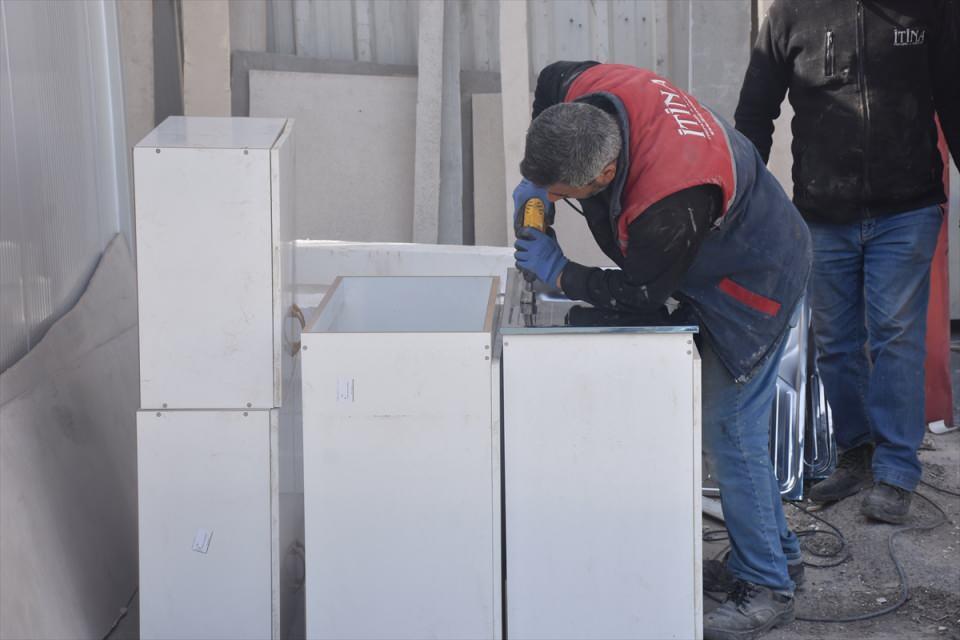<p>"Deprem öncesinde günde 3-4 konteyner üretimi söz konusuydu. Genelde ASELSAN ile çalıştığımız için özel üretimlerdi. Hatta 1 haftada çıkan konteyner olabiliyordu. Depremden sonra ekibi güçlendirip, standart ölçülere geçerek günlük boş 6, mutfaklı ve 1+1 olmak üzere 4 konteyner üretebiliyoruz. Kapasitemiz iki katına çıktı. Hatay, Kahramanmaraş, Adıyaman ve Gaziantep'te ağırlıklı olarak çalıştığımız müşterilerimiz vardı. Onlar siparişler verdiler. Mağdur vatandaşlarımız anında geldi. Daha önce ürün verdiğimiz kişilerin yönlendirdikleri oldu. 10-15 gün bu taleplere çalıştık. Daha sonra Valilik öncülüğünde, Gaziantepli sanayiciler şehirdeki konteyner üreticilerini toplayıp yardım kampanyası kapsamında 3 bin konteyner talebinde bulundu. 31 Mart'a kadar konteynerde öncelik Valilik için yapılacak üretim olacak. Bölgedeki en sıkıntılı kesimler İslahiye ve Nurdağı'ndaki talepler karşılandıktan sonra diğer talepler de karşılanabilecek. İlk sevkiyatımızı yaptık, daha da hızlandırıp milleti bir an önce kapalı alana yerleştirmeye çalışıyoruz."</p>

<p> </p>
