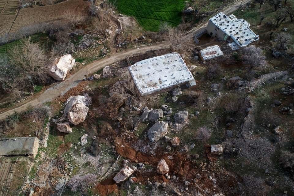 <p>Bölgede bazı yerleşim yerlerinin kullandığı yolun da bir bölümünü kapatan kayalar ulaşımda aksamalara neden oldu.</p>
<p> </p>