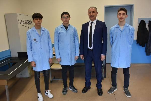 <p>Kendisi de Adıyamanlı olan okul müdürü Haci Murat Özkılınç, "İmkanlarımız dahilinde yapılan bu güç kaynaklarını deprem bölgesine gönderdik. Bir şarj cihazımız ortalama 4 telefon şarj edebiliyor. </p>
