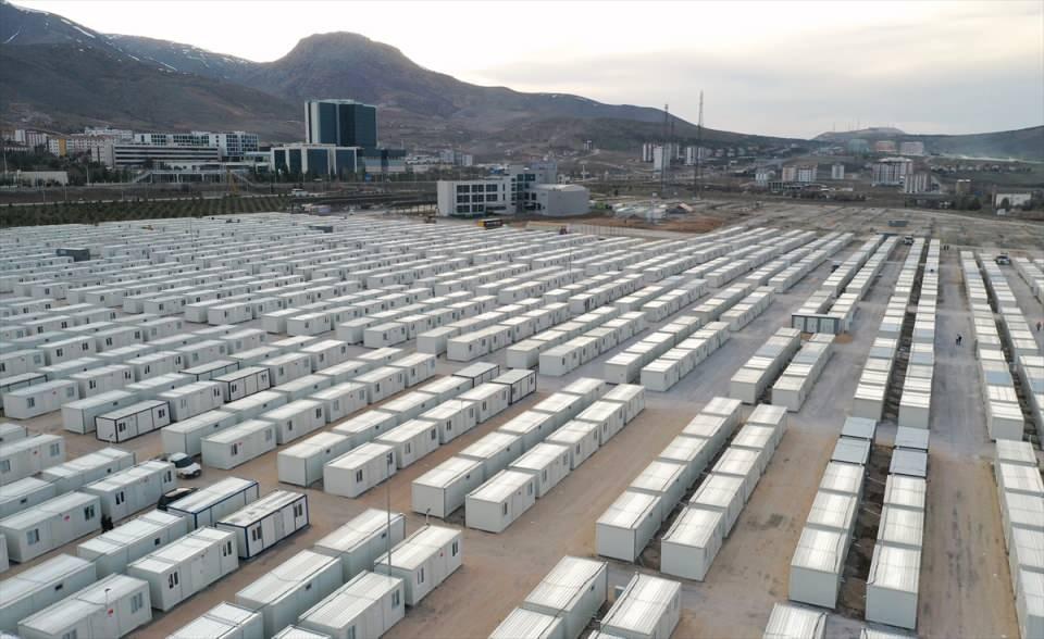 <p>Elektrikli ısıtıcı, ocak, termosifonlu sıcak su, mutfak ve banyonun yer aldığı konteynerlerde çalışmaların tamamlanmasıyla depremzedelerin taşınma süreci başladı.</p>