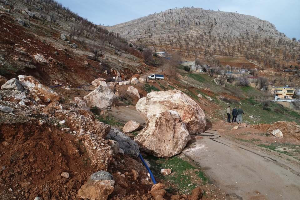 <p>Hasan Bektaş da "Allah bizi korudu. Kayalar şans eseri kimseye isabet etmedi. Adeta kıyameti yaşadık. Depremden sonra da kayalar düşmeye devam etti. Düşen kayalar bazı köylerin yolunu ulaşıma kapattı." diye konuştu.</p>
