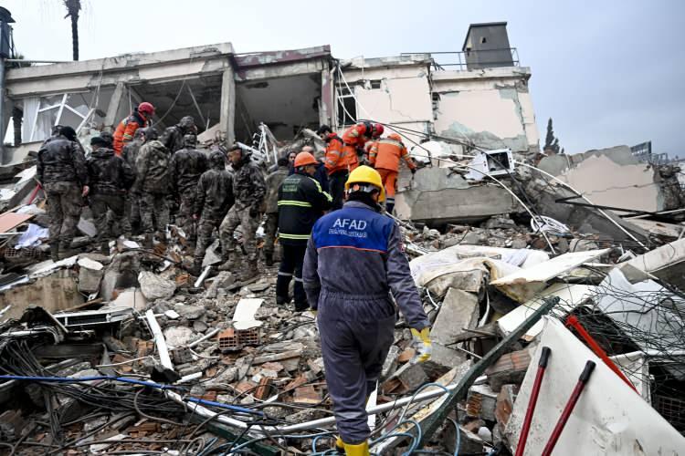 <p>Kahramanmaraş'ın Elbistan ilçesindeki depremle ilgili teknik araştırma yapan İstanbul Teknik Üniversitesi (İTÜ) Jeoloji Mühendisliği Bölümü Öğretim Üyeleri'nden Prof. Dr. Cenk Yaltırak, büyük yıkıma neden olan Çardak fayının 12 bin yıldır uyuduğunu söyledi.</p>
