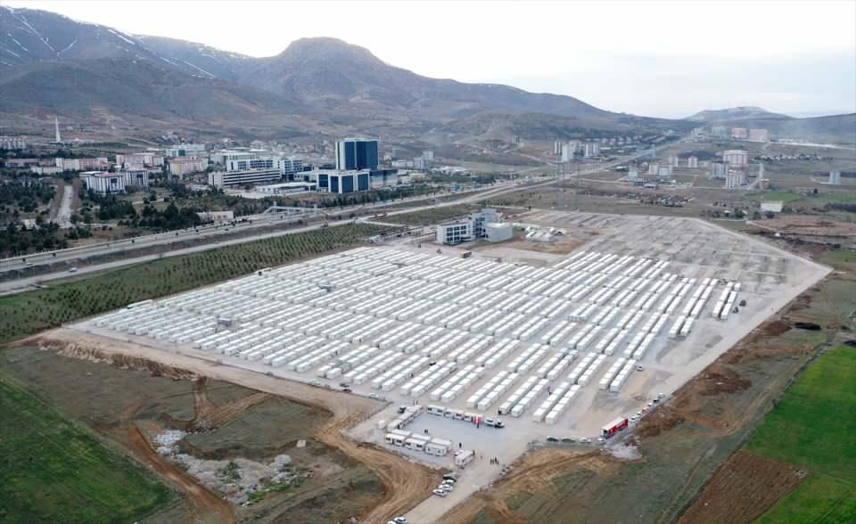 <p><strong>2 bin 100 konteynerde 10 bin 500 depremzede barınacak</strong></p>
<p>Depremde Malatya'daki evi hasar gören Ayhan Kalkan, AA muhabirine, eşi ve 3 çocuğuyla konteyner kentte yaşamaya başladıklarını söyledi.</p>