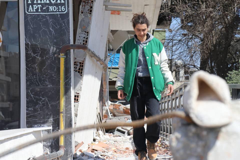 <p>Kahramanmaraş merkezli depremlerde en b&uuml;y&uuml;k yıkımın yaşandığı Hatay&rsquo;da yıkılan binaların yanı sıra şehrin neredeyse tamamında bir&ccedil;ok bina da ağır hasar aldı. Deprem anında &ccedil;&ouml;kmeyen ağır hasarlı yapıların belirli bir sırayla, kontroll&uuml; şekilde yıkılmasına karar verildi. Bu yapılardan biri de R&uuml;şvanlı ailesinin yaşadığı Emek Mahallesi'ndeki beş katlı binaydı.&nbsp;</p>
