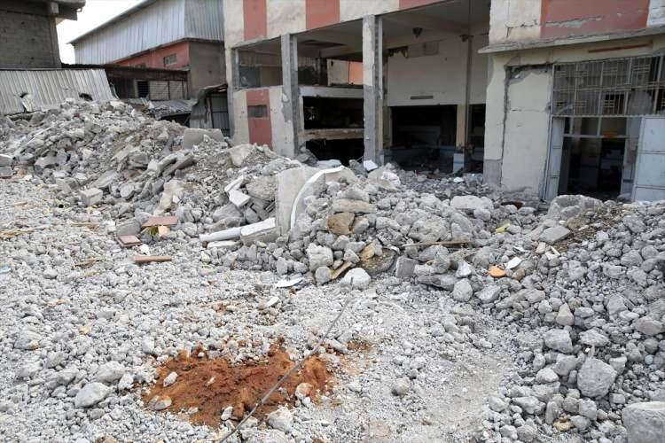 <p>Radon gazının normalde de yeryüzüne çıktığını fakat deprem esnasında toprak ve kayaçların yapısında bir açılma meydana gelmesi nedeniyle miktarının arttığını anlatan Doç. Dr. Günay, şöyle devam etti:</p>
