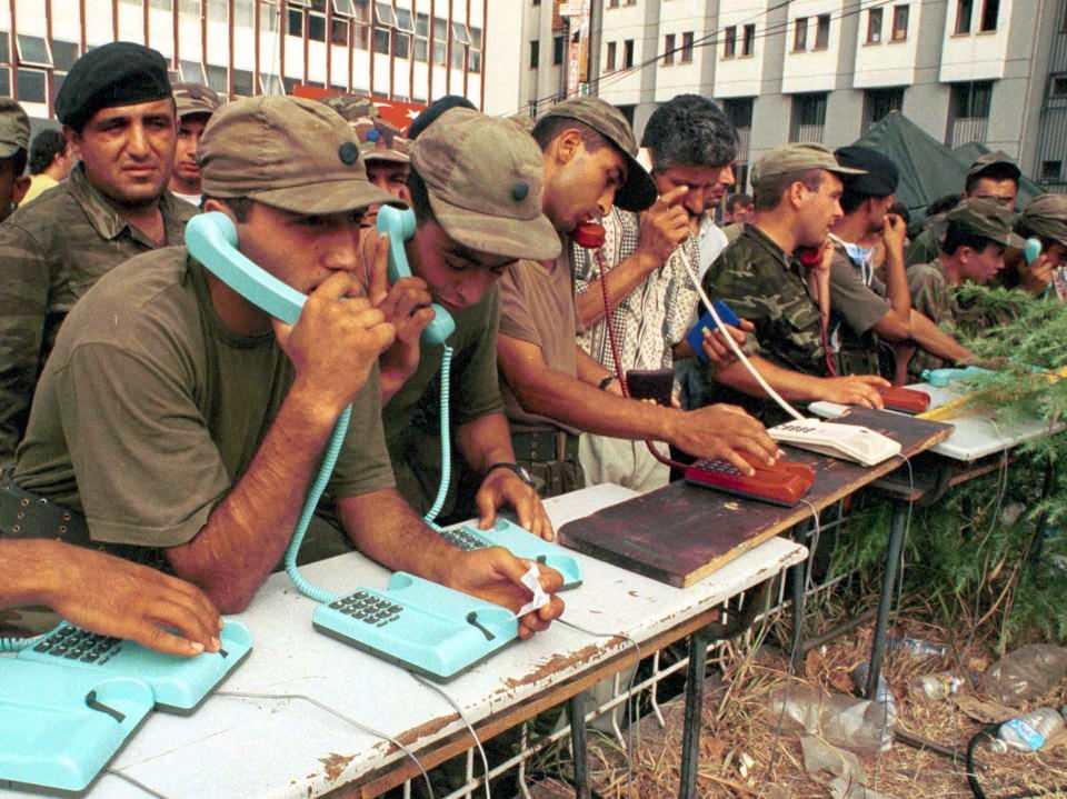 <p>17 Ağustos depreminde Sakarya'da görev yapan askerler, 22 Ağustos 1999'da yakınlarını arayarak bilgi vermişti. </p>