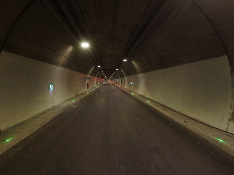 <p>Önümüzdeki Nisan ayında açılması planlanan yeni Zigana Tüneli’nde asfaltlama çalışması biterken, bağlantı yolları tamamlandı, elektro mekanik çalışmalarında ise sona gelindi.</p>

<p> </p>
