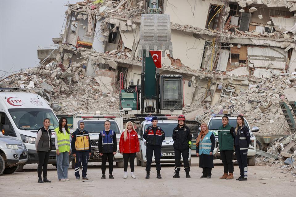 <p><strong>- "Hep birlikte iyileşeceğiz"</strong></p>
<p>Düzce'de 12 Kasım 1999'daki depremde enkazdan çıkan Genç Kızılay Düzce Şube Başkan Yardımcısı Tuba Keser ise depremzedelerin yaşadıkları acıya yabancı olmadığını dile getirdi.</p>
<p> </p>