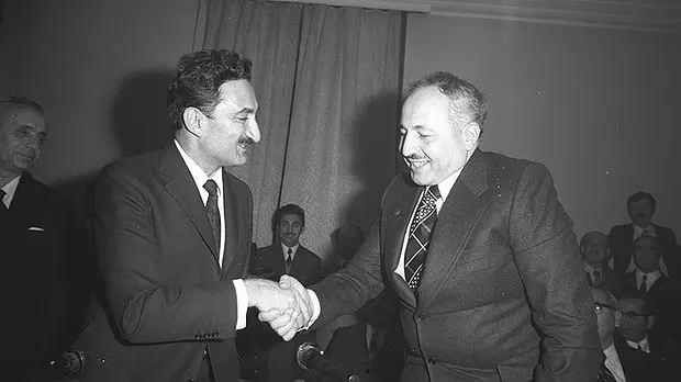 <p><strong>26 Ocak 1974 – 17 Kasım 1974/ CHP-MSP Koalisyonu</strong></p> <p>37. Türkiye Cumhuriyeti Hükümeti, Bülent Ecevit tarafından kurulan CHP ve MSP koalisyon hükümetidir. I. Ecevit Hükümeti olarak anılmaktadır. 20 Temmuz 1974 Kıbrıs Harekâtı bu hükümet döneminde yapılmıştır.</p> 