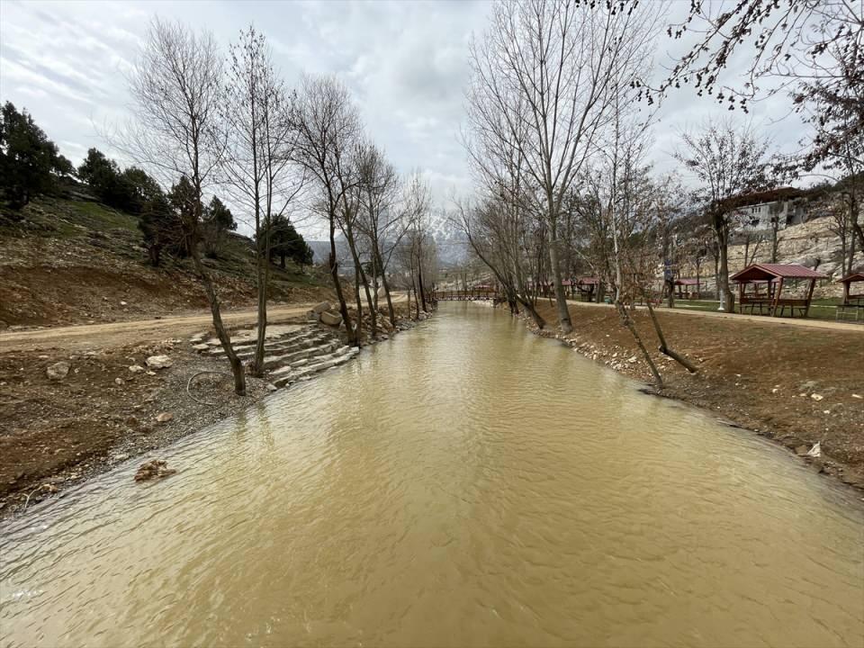 <p>Akkoyun, bölgedeki artçı sarsıntıların devam ettiğini belirterek, suyun yavaş yavaş akmaya başladığını söyledi.</p>

<p> </p>
