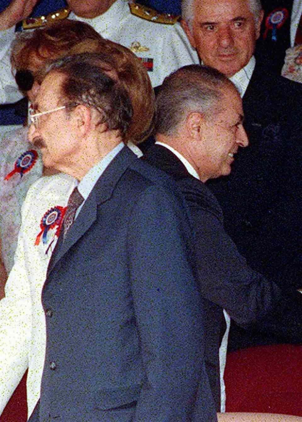 <p>En fazla sandalyeye sahip partinin genel başkanı sıfatı ile 3 Mayıs 1999 Cumhurbaşkanı'ndan Hükümeti kurma görevi alan Bülent Ecevit, MHP ve ANAP ile görüşmelerde bulunarak bir koalisyon Hükümeti kurmuştur.</p> <p> </p> 