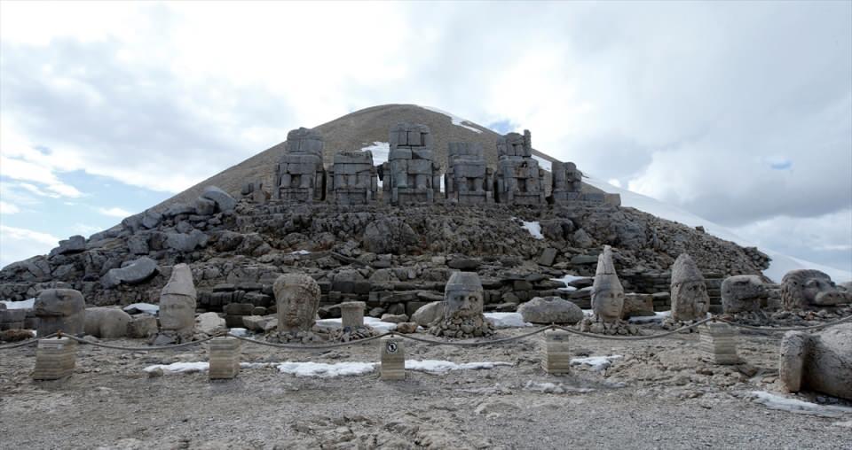 <p>"Güneşin doğuşu ve batışının dünyada en güzel izlendiği yer" olarak gösterilen Nemrut Dağı Ören Yeri'nde devasa boyuttaki ve tonlarca ağırlıktaki taş heykellerde, 6 Şubat'ta Kahramanmaraş merkezli 7,7 ve 7,6 büyüklüğündeki depremlere rağmen hasar görülmedi.</p>

<p> </p>
