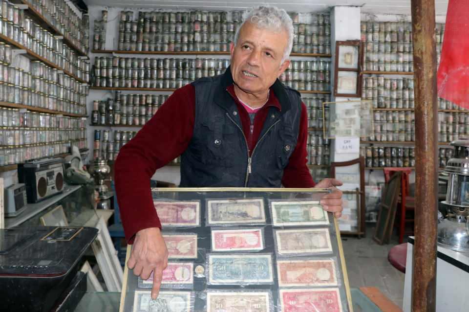 <p>Gaziantepli para koleksiyoneri Esat Kaplan, Devr-i Alem Para Müzesi'ndeki en değerli Cumhuriyet döneminin ilk yıllarına ait 13 parayı, depremzedelere yardım amaçlı 300 bin TL'ye satışa çıkardı. </p>
