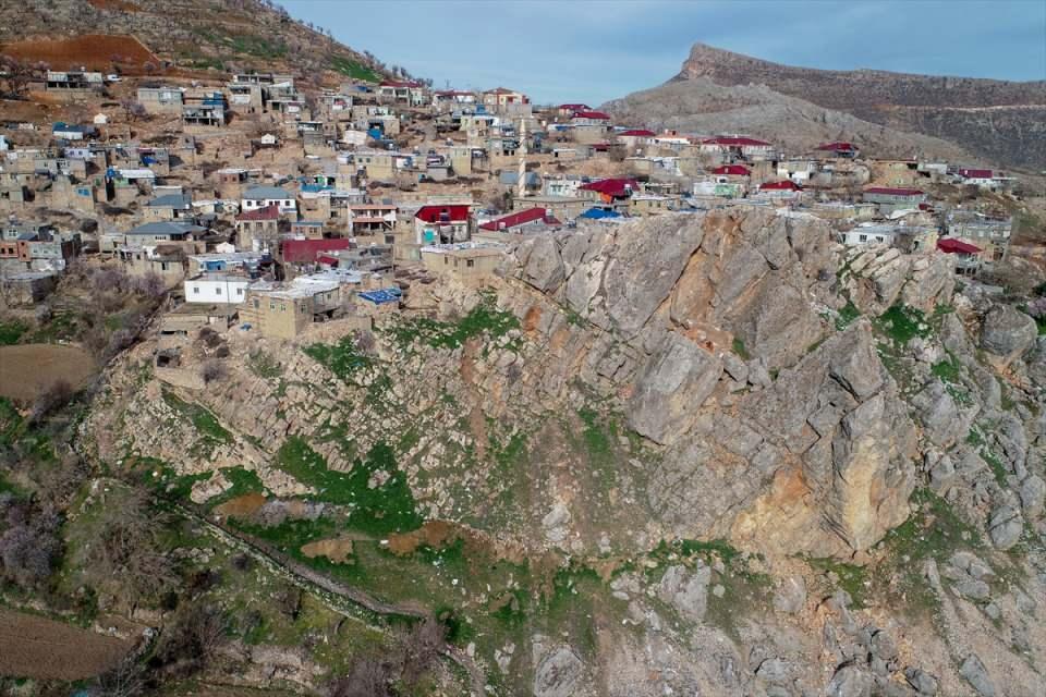 <p> Büyük korku yaşadık. Sabah aydınlık olduğunda çok şaşırdık. Köyün yarısı büyük tehlike atlattı. Kayalar evleri sıyırıp geçti." dedi.</p>
<p> </p>