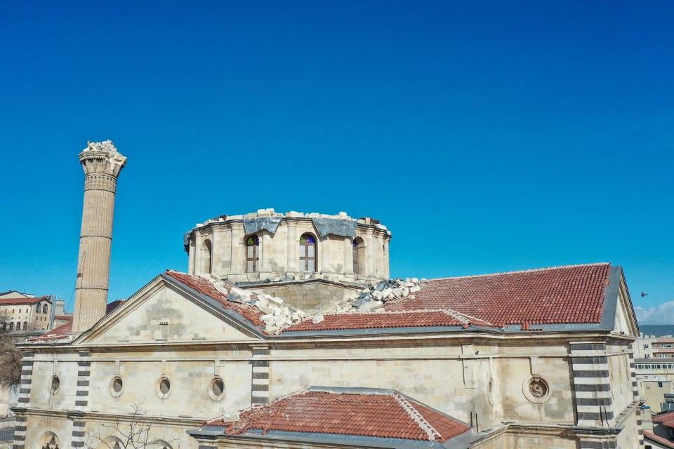 <p>Kahramanmaraş merkezli 6 Şubat'taki depremlerden etkilenen Gaziantep'te tarihi Kurtuluş Camisi de hasar aldı.</p>
<p> </p>