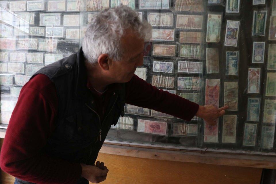 <p>Setimizde İsmet Paşa'nın paraları var. İsmet Paşa’nın paraları kolay kolay bulunmayan paralardır. Yine bu sette mor binliğimiz var. Fındık toplayan kızlarımız var. Edirne Meriç Nehri üzerindeki 10 liramız vardır. Cumhuriyet'in ilk parası vardır. </p>
