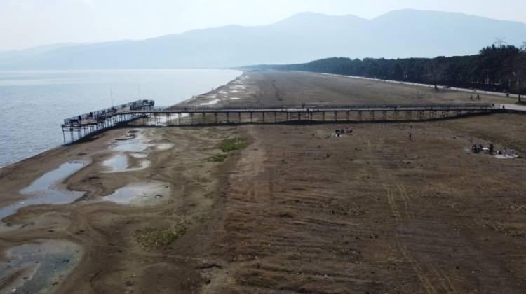 <p>Buna göre İznik gölü havzasının son 5 yılına bakıldığında özellikle 2019 -2020-2021 yıllarında aldığı yağış miktarının uzun yıllar önceki ortalamaların altında kaldığı ve geçmişe göre kurak bir 5 sene geçirdiği ortaya çıktı.</p>

<p> </p>

