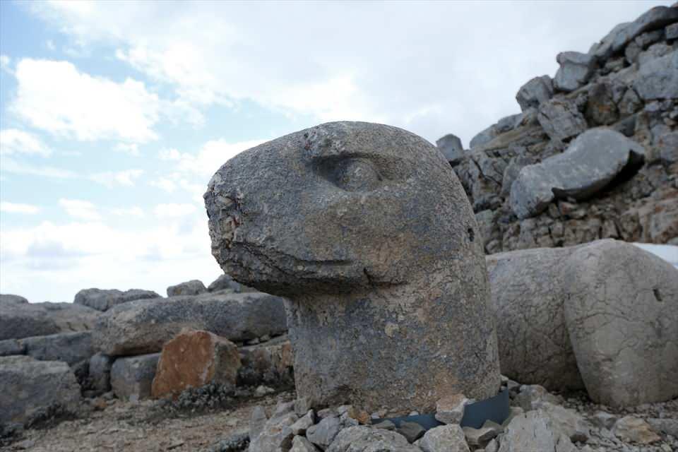 <p>Sezonun her yıl mart ayının 15'inde açıldığını belirten Temelli, "Bu sene de misafirlerimizi bekliyoruz. Herkes Nemrut Dağı'na güneşin doğuşu ve batışını seyretmek için gelebilir." dedi.</p>
