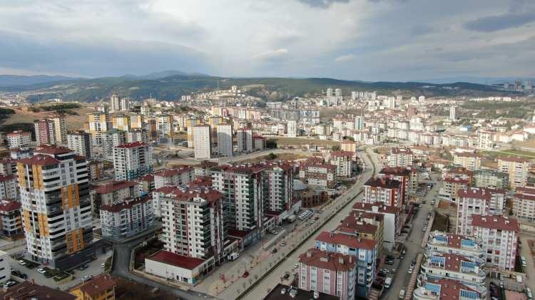 <p>Başta İstanbul olmak üzere deprem riski taşıyan illerden Kastamonu’ya yaşanan göç sebebiyle şu anda hem kiralık hem de satılık ev ya da arsa kalmadı, satılık ev ya da arsa fiyatları da iki kat arttı.</p>
