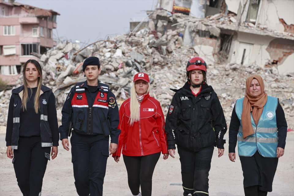 <p><strong>- Depremzede öğrencilerinin yaralarına merhem oluyor</strong></p>
<p>Depremde bazı öğrencilerini kaybeden ve kendisi de enkazdan çıkarılan İngilizce öğretmeni Gamze Toktay da gönüllü olarak çocukların yaralarını sarıyor.</p>
<p> </p>