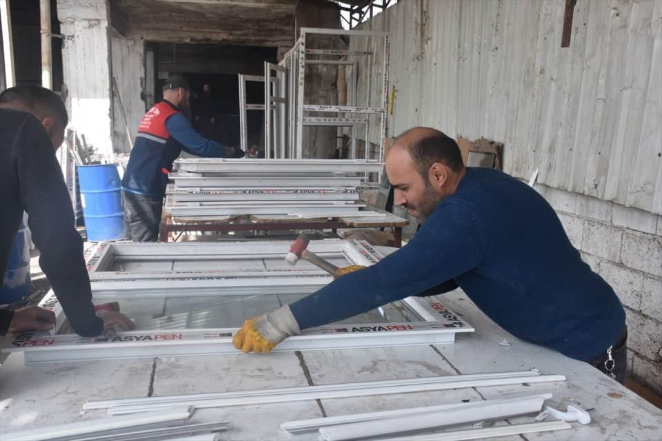 <p>Çalışanlarına 1 hafta izin verdiklerini, sonrasında faaliyete başladıklarını aktaran Harat, depremin ardından ortaya çıkan konteyner ihtiyacına yönelik yürüttükleri çalışmalara ilişkin şunları paylaştı:</p>

<p>"Asıl işimiz PVC ve cam. Konteyner üreticilerine pencere yapıyoruz. Daha önce konteyner yapma gibi bir planımız yoktu. İnsanların dışarıda soğukta kalmaması için çaba gösterdik, konteyner yapmaya karar verdik. </p>
