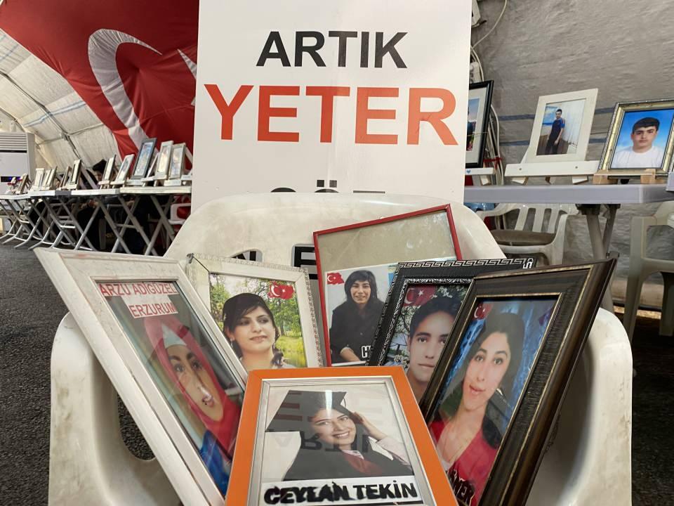 <p>Çocuklarının terör örgütü PKK mensuplarınca dağa kaçırıldığını belirterek Diyarbakır’da HDP İl Binası önünde eylem yapan ailelerin evlat direnişi 8 Mart Kadınlar Günü'nde de sürüyor.</p>