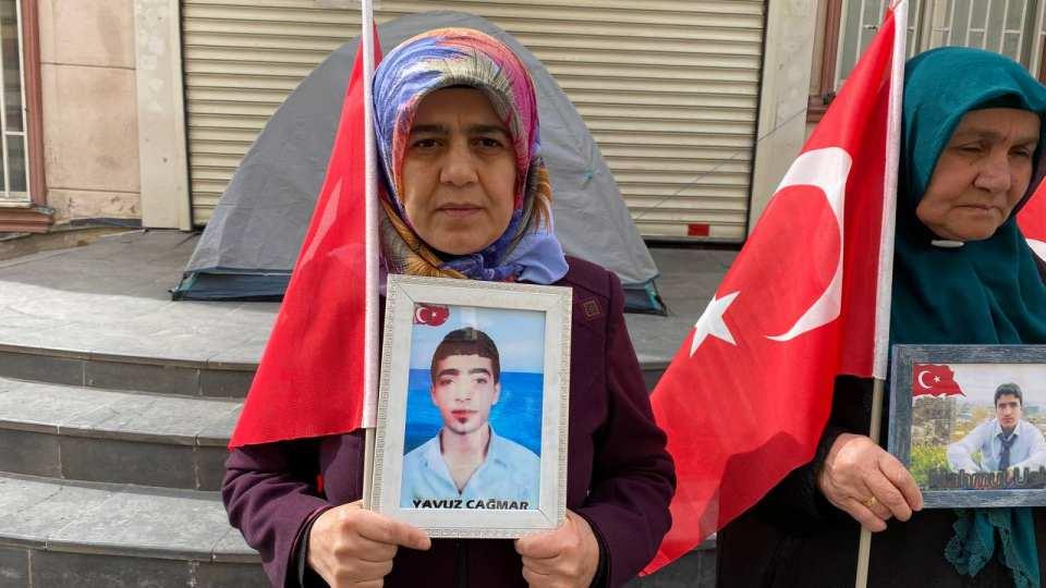 <p> Sakarya'da 8 yıl önce 23 yaşındayken kaçırılan oğlu Yavuz için evlat nöbetine devam eden Sevgi Çağmar, “Ne Kadınlar Günü ne de bayramımız var. Bu hasretle çocuğumuzu bekliyoruz. Bu hasret artık bitsin. Oğlum bizi duyuyorsan ve görüyorsan gel” dedi.</p>
<p> </p>