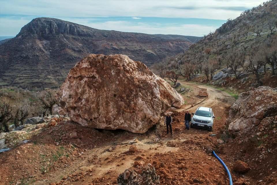 <p>İl Özel İdaresi ekipleri yola düşen kayaların kaldırılması için çalışma başlattı.</p>

<p> </p>
