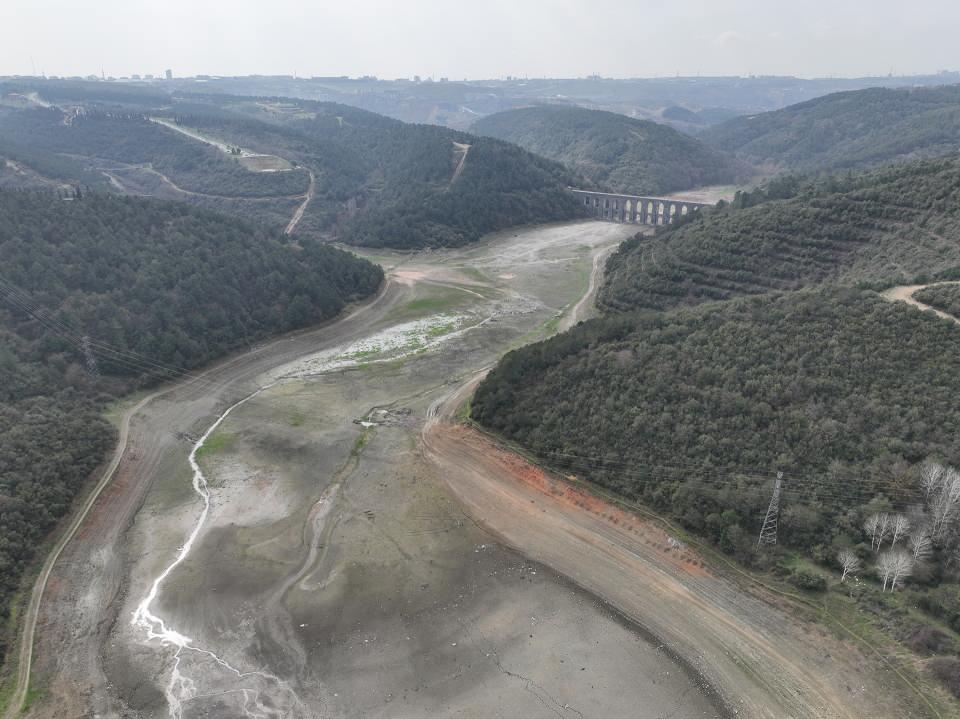 <p>İstanbul'a su sağlayan barajlardaki doluluk oranı, son 9 yılın 9 mart tarihli ölçümleri baz alındığında en düşük seviyesinde kaydedilerek yüzde 35,42 oldu.</p>

<p> </p>
