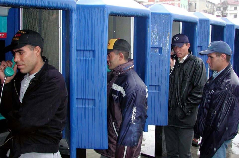 <p> 13 Nisan 2002'de Bolu'da ankesörlü telefonla görüşme yapan vatandaşlar.</p>