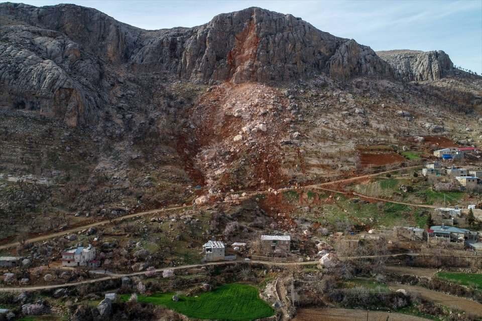 <p>Kayaların iki evi teğet geçtiğini anlatan Bektaş, "Depremde dışarı çıktığımızda dağın yıkıldığını gördük. Gökyüzü aydınlandı. Kaya parçaları gözümüzün önünde köye yuvarlandı.</p>
