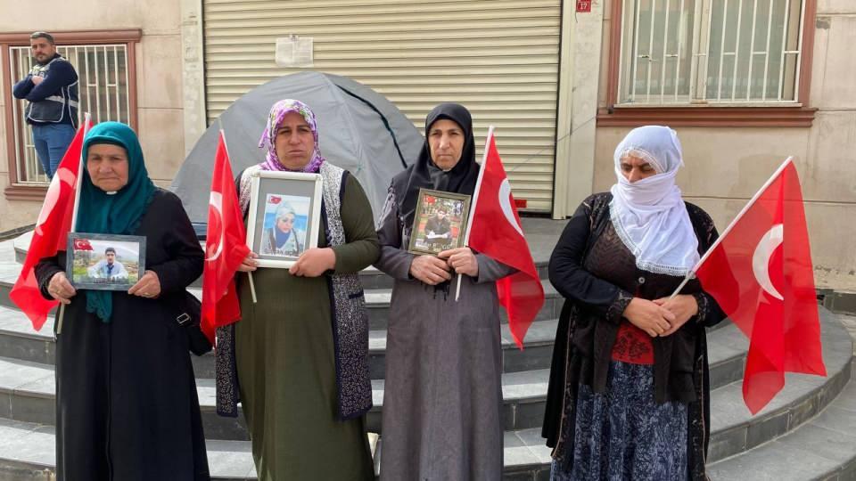 <p>Terör örgütü PKK tarafından çocukları kaçırılan aileler, 3 Eylül 2019'da Diyarbakır'da HDP İl Başkanlığı önünde evlat nöbetine başladı. 1283 gündür sürdürülen nöbette bugüne kadar 39 aile, çocuklarına kavuştu. Evlat nöbetindeki 8 Mart Dünya Kadınlar Günü’nde çocuklarından ayrı girmenin burukluğunu yaşadı.</p>