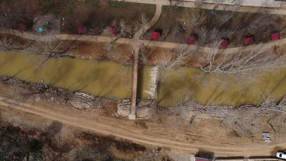 <p>Yeşilgöz ve çevresindeki kaynaklarda da benzer durum yaşandığını belirten Kuruçay, "Bunun için telaşlanacak bir şey yok, bu depremden dolayı olan bir hadisedir. Endişelenmeye gerek yok, bu kaynaklar eski halini alacaktır. Bünyesine aldıkları kil ve rüsubatları deşarj ettikten sonra, dışarı attıktan sonra tekrar eski haline gelecektir." değerlendirmesinde bulundu.</p>

<p> </p>
