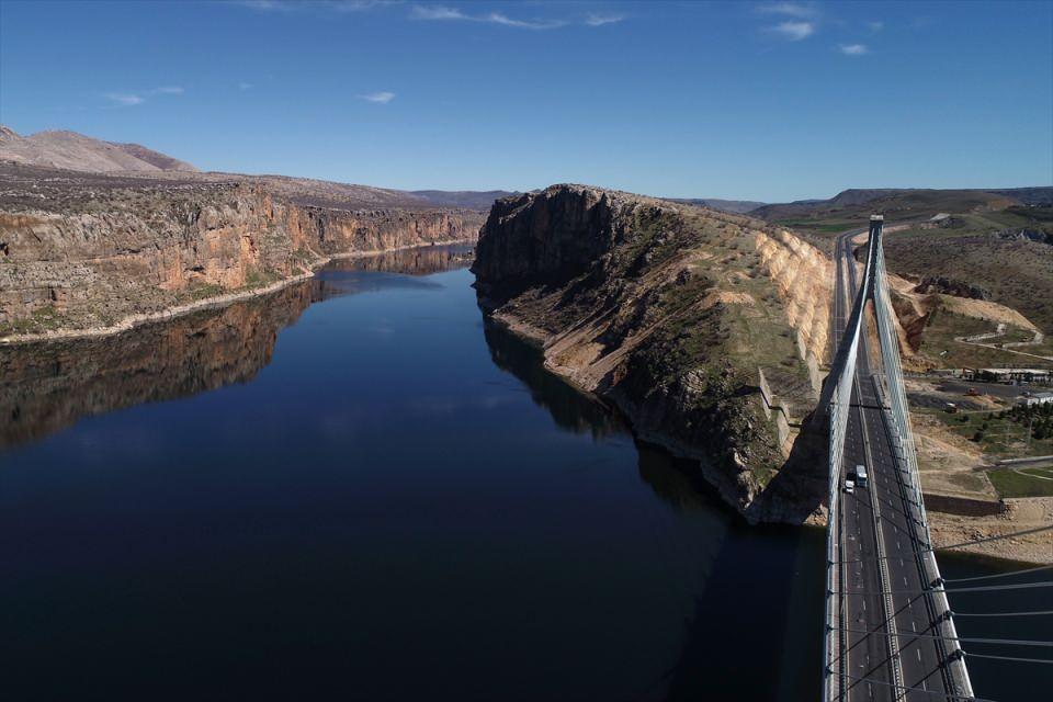 <p>Atat&uuml;rk Barajı'nda su toplanmaya başlanmasının ardından Adıyaman-Şanlıurfa-Siverek-Diyarbakır kara yolunda ulaşımı sağlayan mevcut k&ouml;pr&uuml;n&uuml;n su altında kalması &uuml;zerine Ulaştırma ve Altyapı Bakanlığı Karayolları Genel M&uuml;d&uuml;rl&uuml;ğ&uuml; tarafından yaptırılan Nissibi K&ouml;pr&uuml;s&uuml;, Boğazi&ccedil;i ve Fatih Sultan Mehmet k&ouml;pr&uuml;lerinden sonra T&uuml;rkiye'nin en uzun &uuml;&ccedil;&uuml;nc&uuml; asma k&ouml;pr&uuml;s&uuml; olarak 2015 yılından bu yana hizmet veriyor.</p>

<p>&nbsp;</p>
