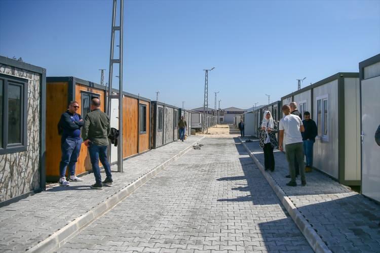 <p>Afette yakın akrabalarını kaybettiğini bildiren Sağanak, enkaz sürecinin ardından hayatta kalan depremzedeler için de bir şeyler yapmak istediklerini dile getirdi.</p>
