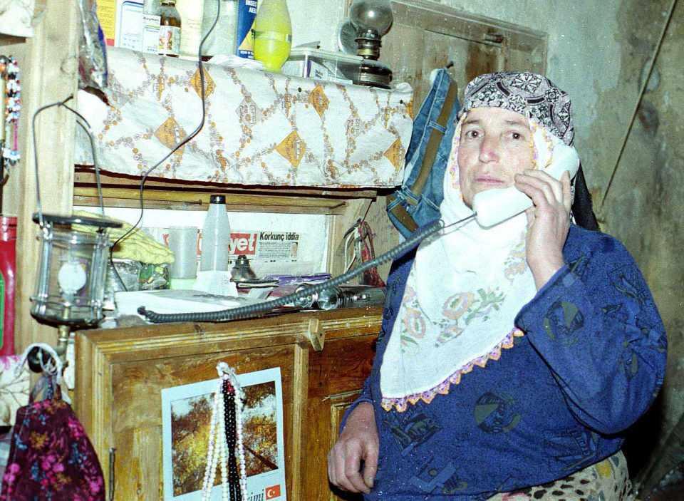 <p>27 Nisan 2001'de Erzurum'un İspir ilçesinde yaşayan Muhsine Aktaş, telefon görüşmesi yaparken.</p>