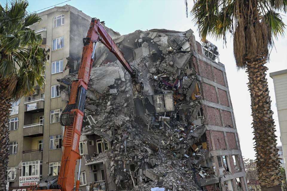 <p>AA muhabirinin &Ccedil;evre, Şehircilik ve İklim Değişikliği Bakanlığı verilerinden derlediği bilgiye g&ouml;re, Pazarcık ve Elbistan il&ccedil;eleri merkezli 11 ili etkileyen 7,7 ve 7,6 b&uuml;y&uuml;kl&uuml;ğ&uuml;ndeki depremlerde kentte 7 bin 298 bina yıkıldı.</p>

<p>&nbsp;</p>
