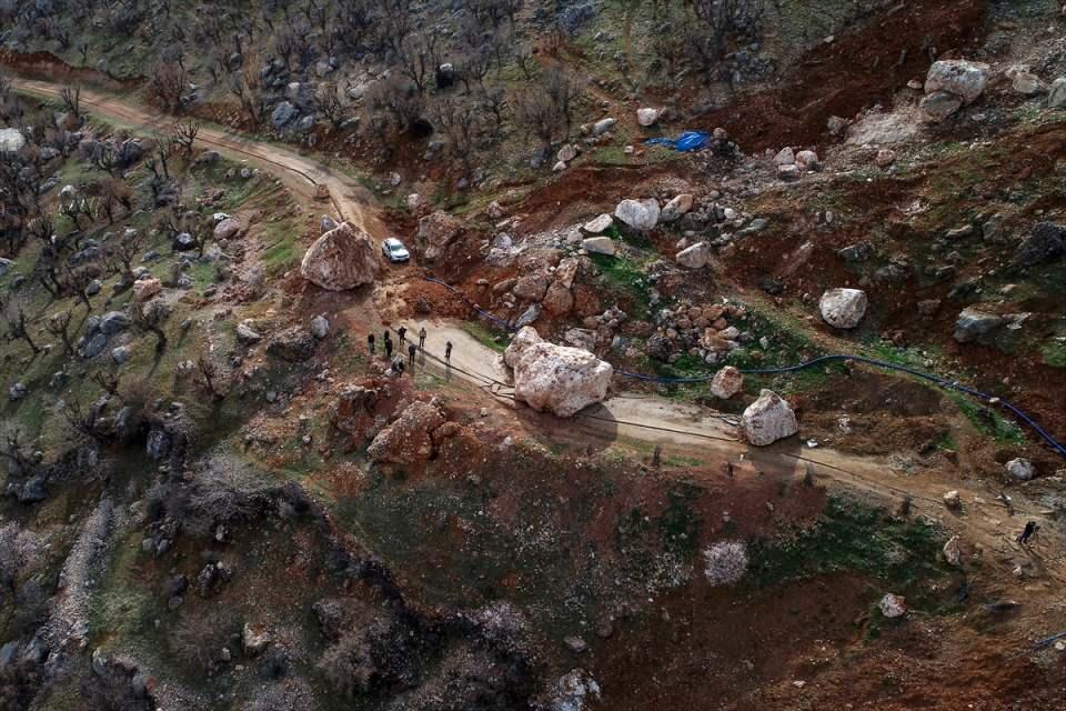 <p>Dağın eteğindeki evlere yakın konumlardan yuvarlanan kayalar müştemilat, meyve ağaçları, köyün içme suyu şebekesi ile kanalizasyon sistemine zarar verdi.</p>
<p> </p>