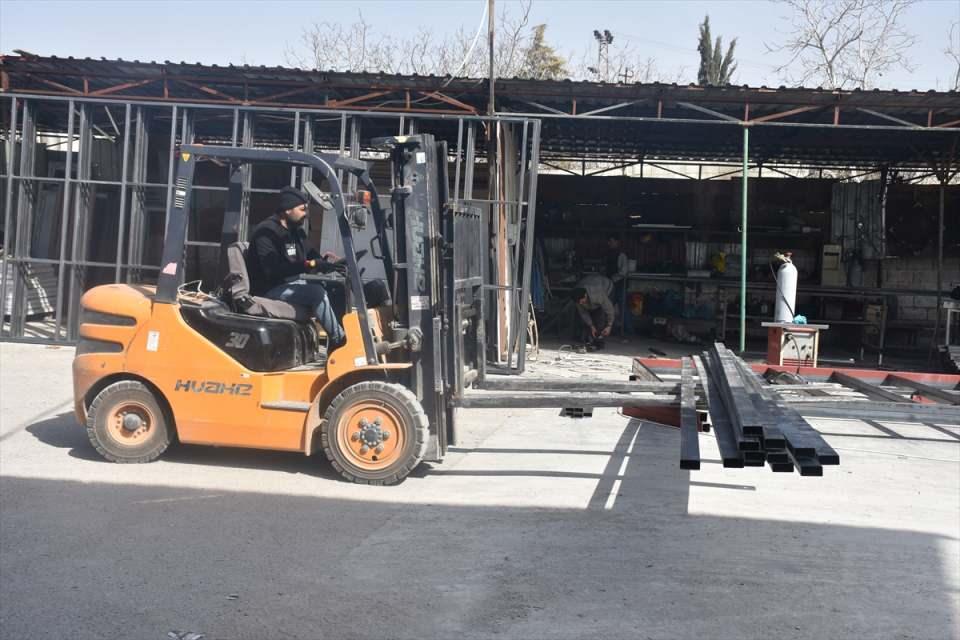 <p>Bunu yaparken de bir kar amacı gütmedik. İnsanları soğuk havadan, zor şartlardan korumak amacıyla bu işe kalkıştık. Nur-İş olarak Adana ve Gaziantep'te bu konuda üretim yapıyoruz. </p>
