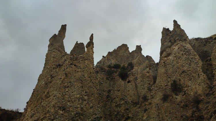 <p>Tortum G&ouml;l&uuml; kıyılarındaki kayalıklarda oluşan dikitlerin, milyonlarca yılda oluştuğu d&uuml;ş&uuml;n&uuml;l&uuml;yor.&nbsp;</p>
